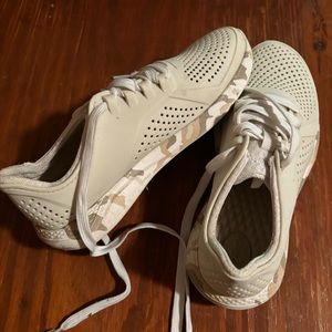 Women’s Croc Tennis shoe